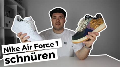 Nike Air Force 1s schnüren .